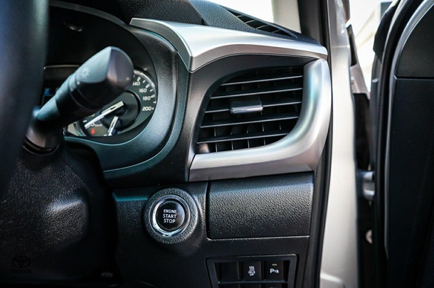 2021 Toyota Hilux 4x4 SR5 image 16
