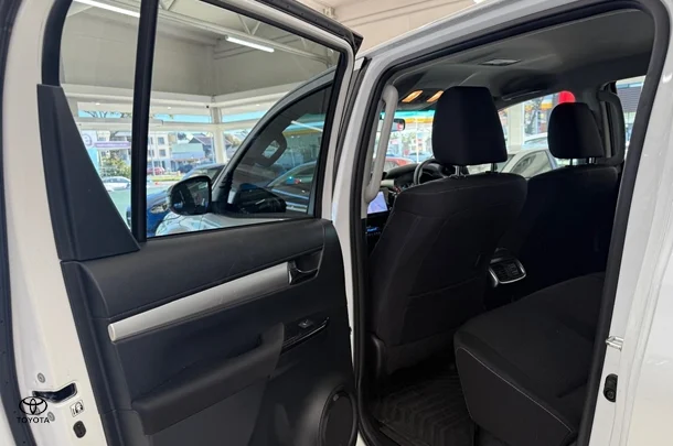 2023 Toyota Hilux SR5 image 11