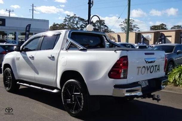 2018 Toyota Hilux SR5 image 6