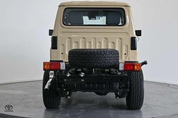 2025 Toyota LC Military GXL image 5