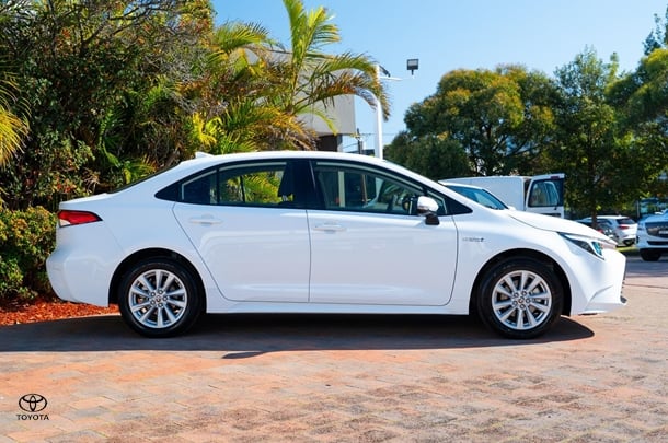 2024 TOYOTA Corolla Sedan Hybrid Ascent Sport image 3