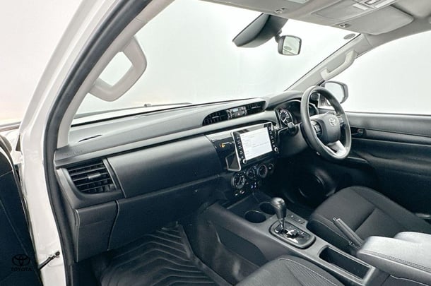 2022 Toyota Hilux SR image 16