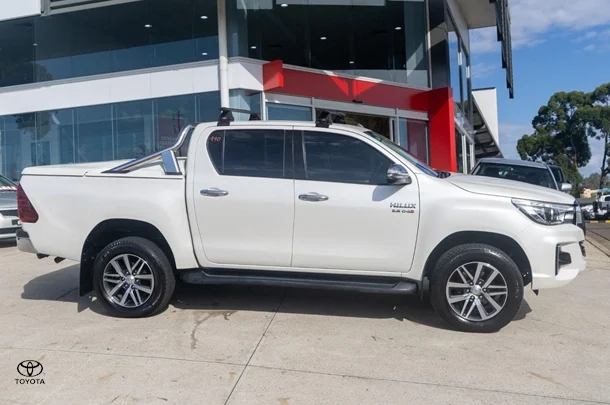 2019 Toyota HILUX SR5 image 3