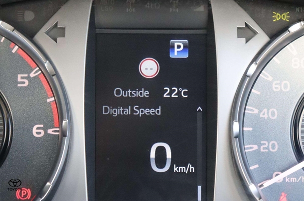 2023 Toyota Hilux 4x4 SR image 13