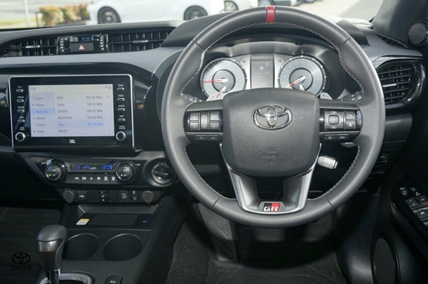 2024 Toyota Hilux 4x4 GR-S image 7