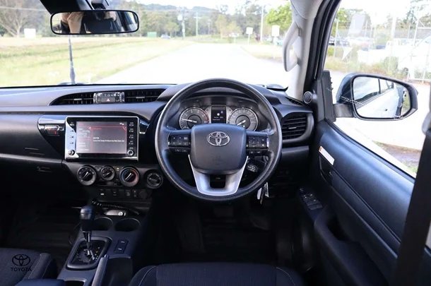 2023 Toyota Hilux 4x4 SR image 9
