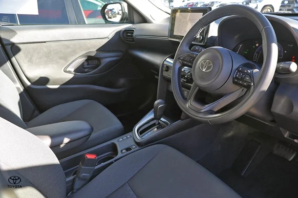 2024 Toyota Yaris Cross Hybrid GX image 2