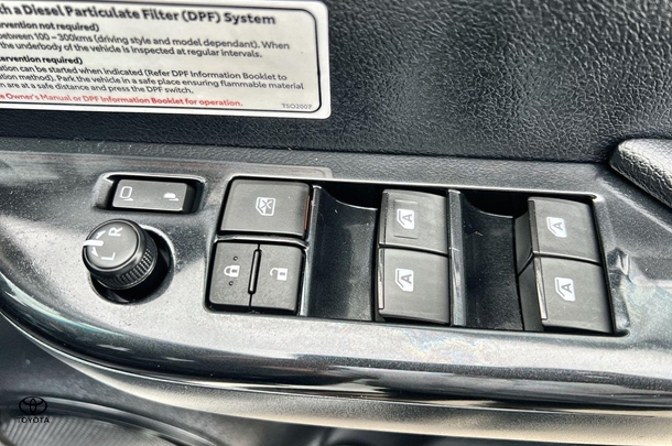 2020 Toyota Hilux SR5 image 12