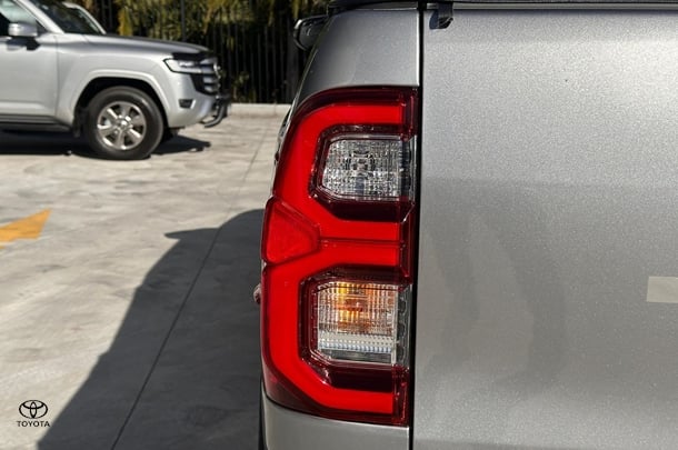 2021 Toyota HiLux 4x4 SR5 image 9