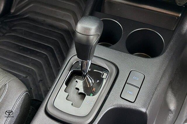 2024 Toyota Hilux SR image 15