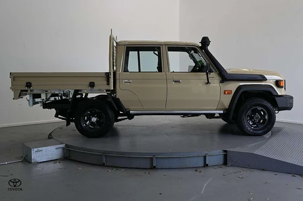 2025 Toyota LC Military GXL image 3
