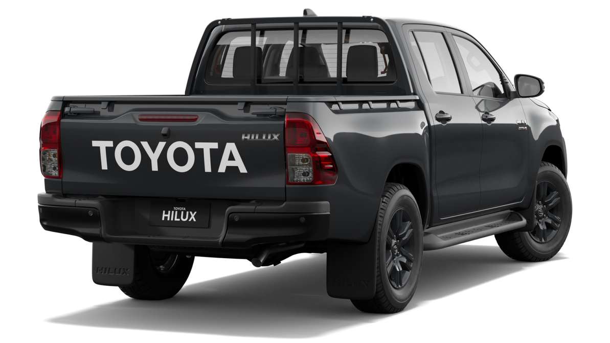2024 Toyota Hilux 4x4 SR 48V Diesel Double-Cab Pick-Up image 3