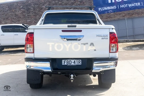 2019 Toyota HILUX SR5 image 5