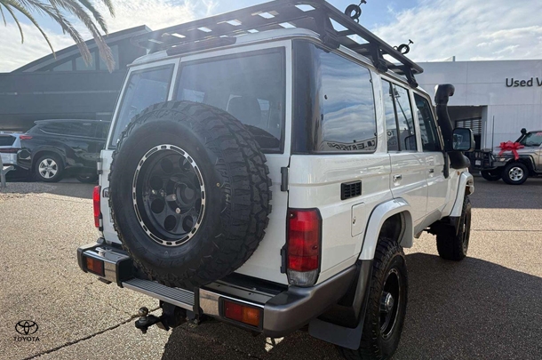 2017 Toyota LC Military GXL image 9