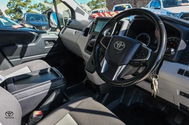 2022 Toyota HIACE LWB image 7