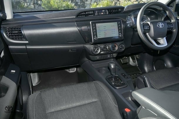 2024 Toyota HILUX SR image 6
