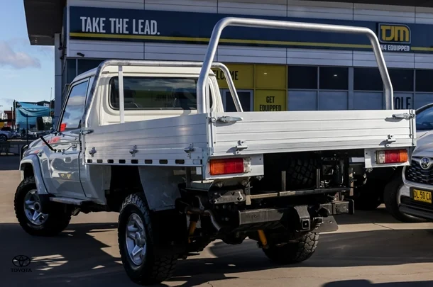 2020 Toyota LC MILITARY GXL image 2