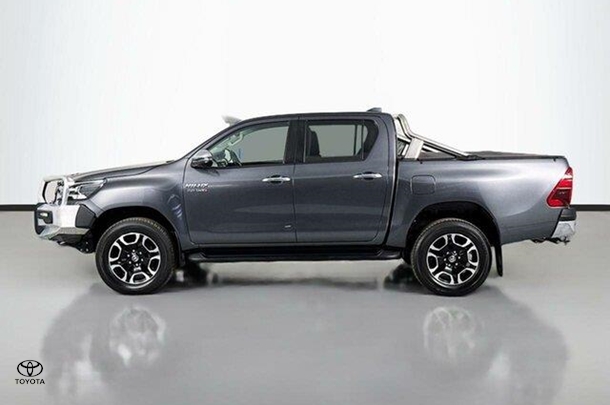 2022 Toyota Hilux SR5 image 5