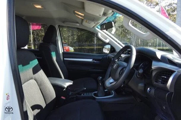 2018 Toyota Hilux SR5 image 16
