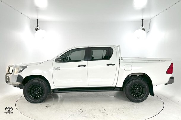 2019 Toyota Hilux SR image 6