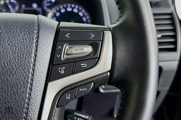 2023 Toyota Prado GXL image 18