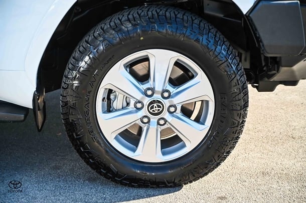 2023 Toyota Landcruiser GXL image 14