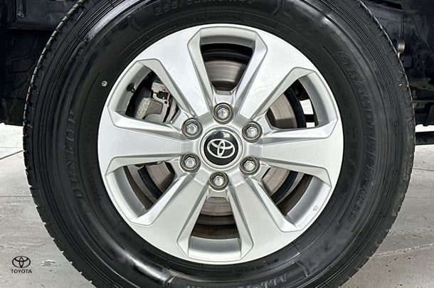 2023 Toyota Landcruiser GXL image 11