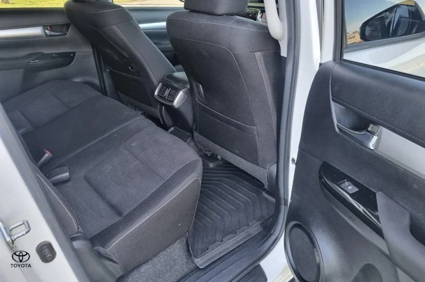 2020 Toyota Hilux 4x4 SR5 image 16
