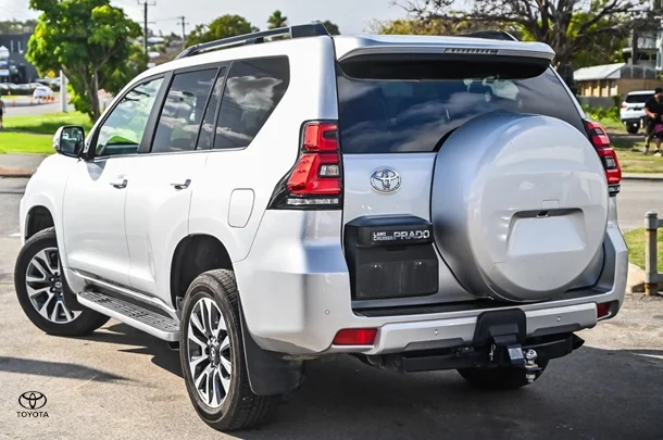 2023 Toyota Prado VX image 2