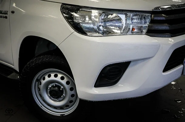 2019 Toyota Hilux 4x4 SR image 2