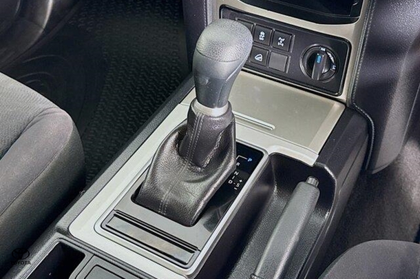 2020 Toyota Prado GX image 8