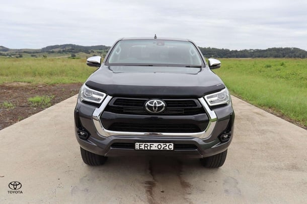2020 Toyota Hilux 4x4 SR5 image 2