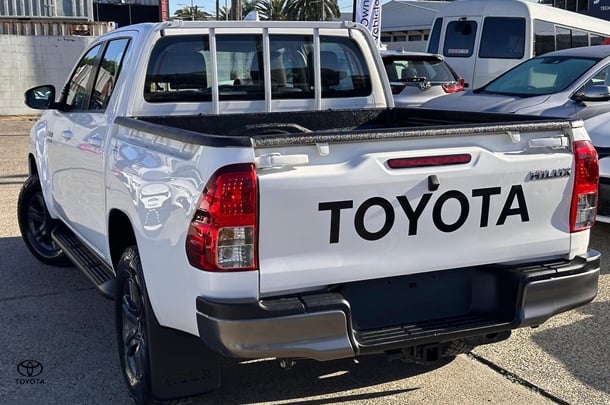 2022 Toyota HiLux 4x4 SR image 2
