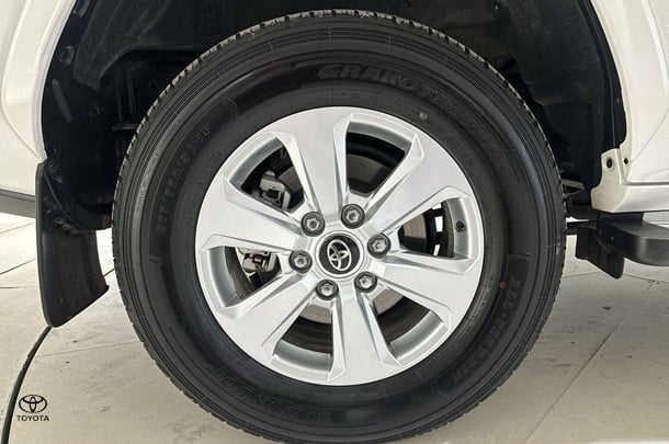 2023 Toyota Landcruiser GXL image 10