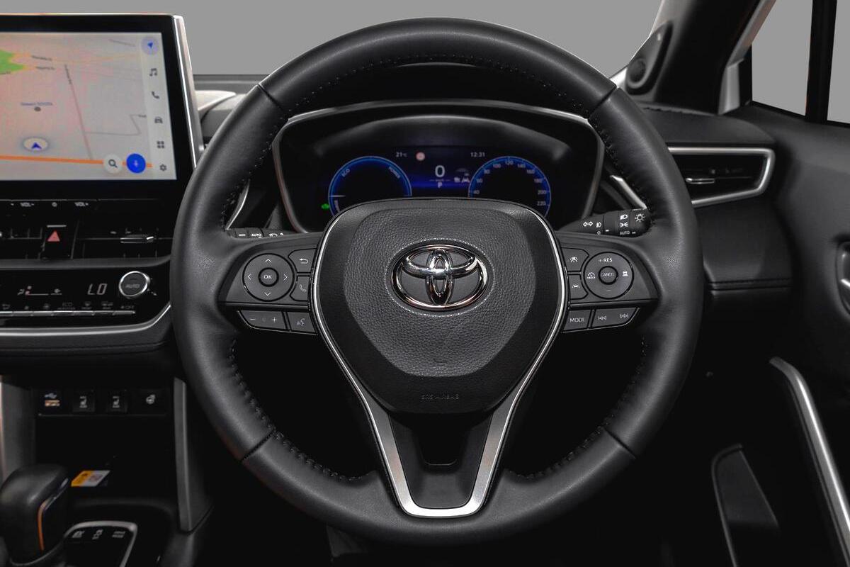 2024 Toyota Corolla Cross Atmos Auto eFour image 6