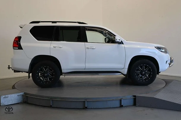 2019 Toyota Prado VX image 4