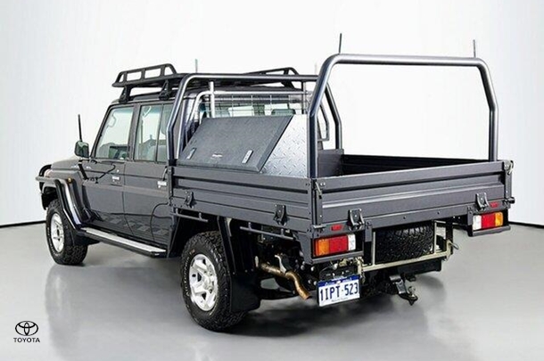 2020 Toyota LANDCRUISER MILITARY GXL image 6
