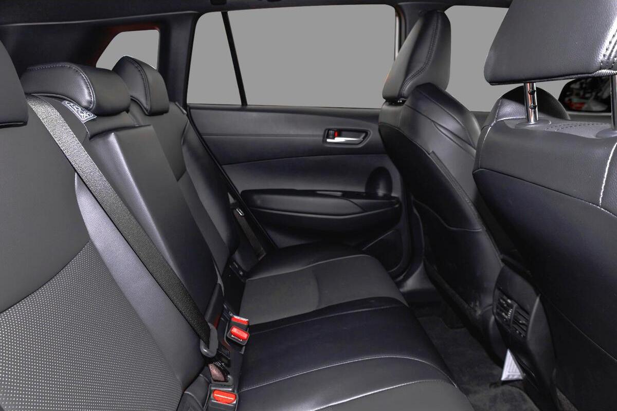 2024 Toyota Corolla Cross Atmos Auto eFour image 9