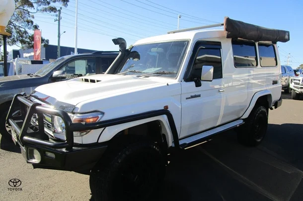 2021 Toyota LC Military GXL image 3