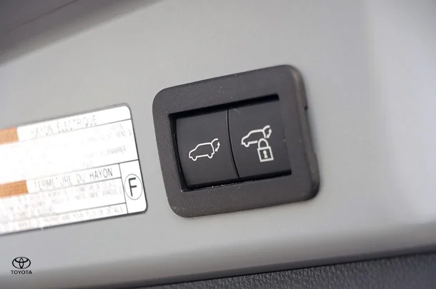 2024 Toyota Corolla Cross Hybrid Atmos AWD image 15