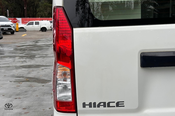 2021 Toyota HiAce LWB image 9