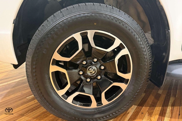 2023 Toyota Hilux SR5 image 9