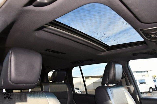 2022 Toyota Landcruiser VX image 15