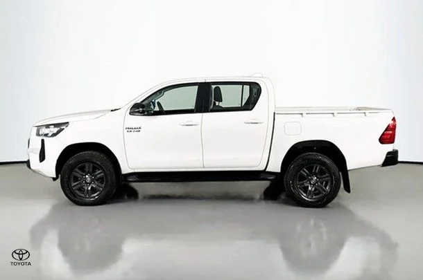 2024 Toyota Hilux SR image 5
