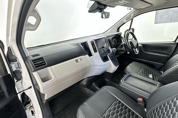 2022 Toyota Hiace SLWB image 19