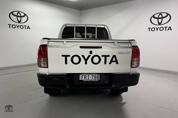 2024 Toyota Hilux SR image 6