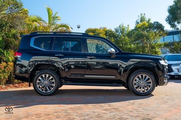 2024 TOYOTA Landcruiser Sahara ZX image 3