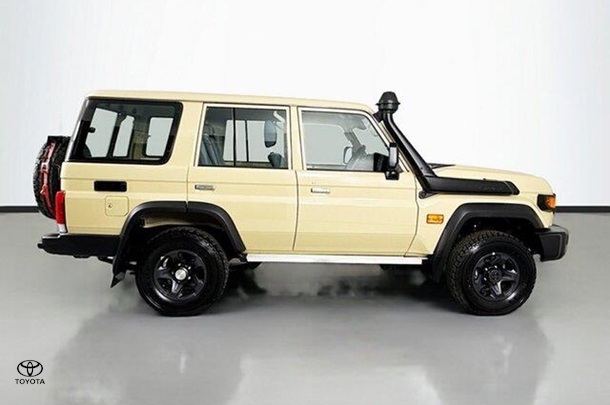 2023 Toyota LANDCRUISER MILITARY GXL image 10