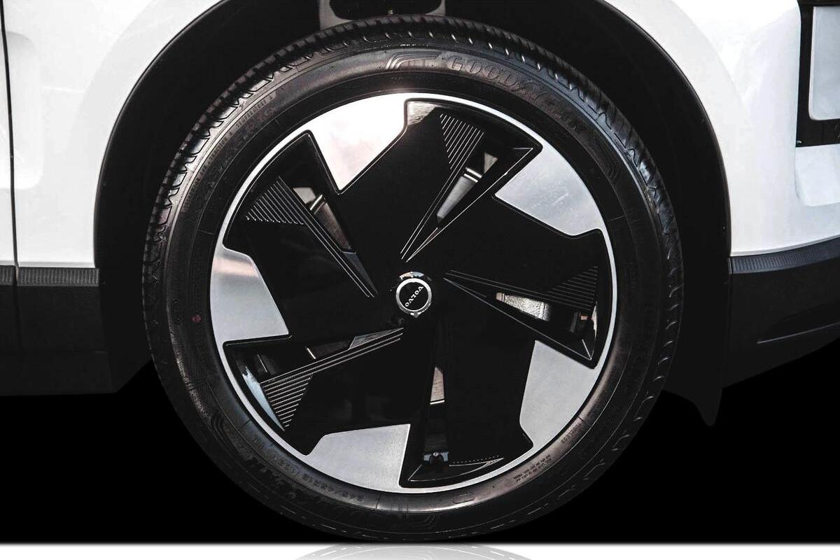2024 Volvo EX30 Single Motor Extended Range Plus Auto MY25 image 18