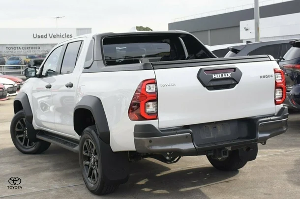 2023 Toyota Hilux 4x4 Rogue image 3